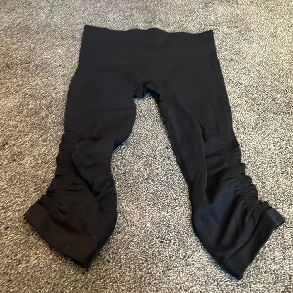 Lululemon Athletica Cropped cinched capris!!